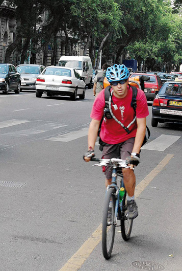 Kerékpárral egyirányú úton szembe haladni az úttest jobb oldalán lehet