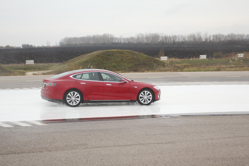 Elektromosauto Tel 3