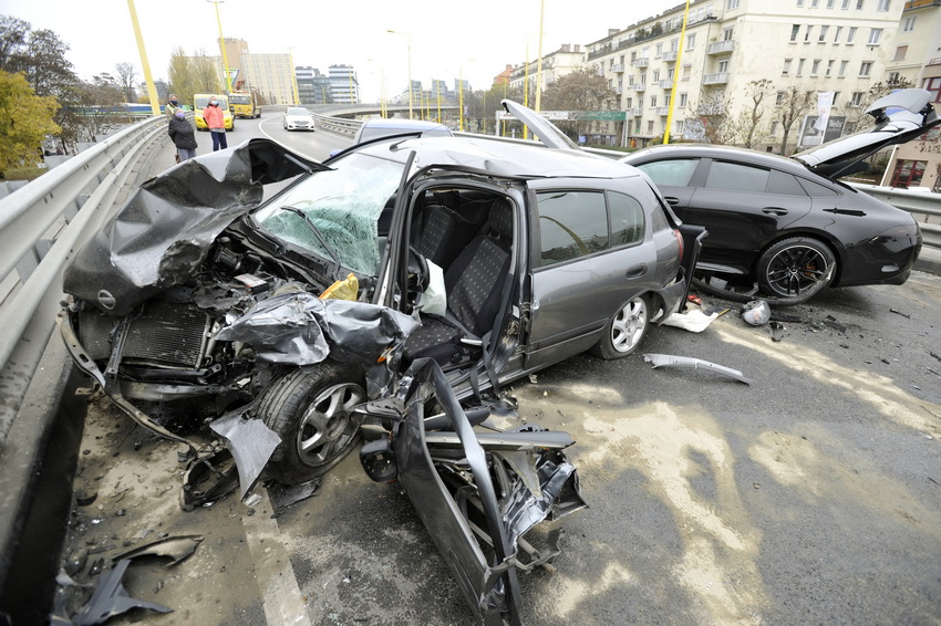 Három Autó ütközött A Bah Csomópont Felüljáróján