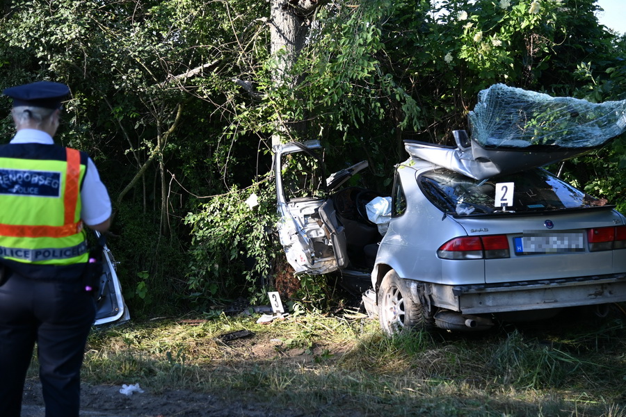 Fának Csapódott Egy Személygépkocsi Biatorbágy Közelében