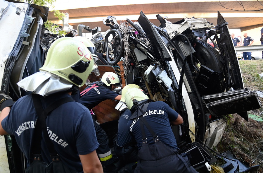 Árokba Borult Egy Autóbusz Az M7 Es Autópályán, Legalább N
