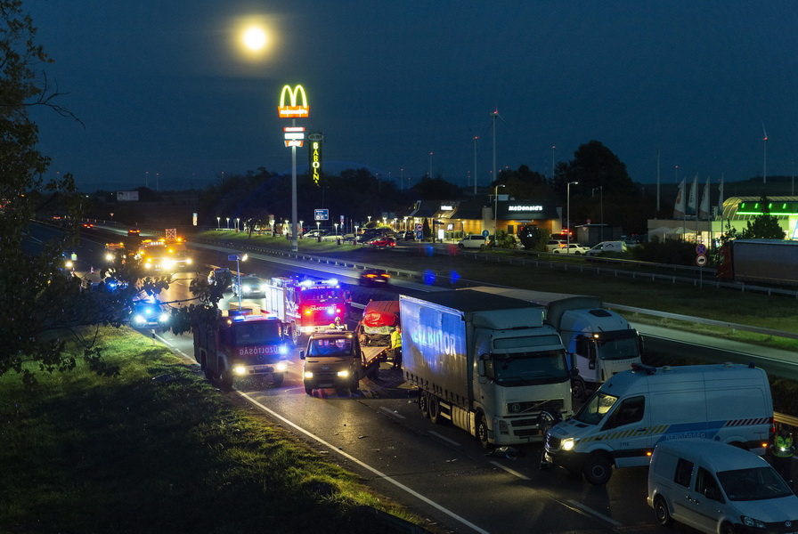 Öten Haltak Meg Az M1 Esen Történt Balesetben