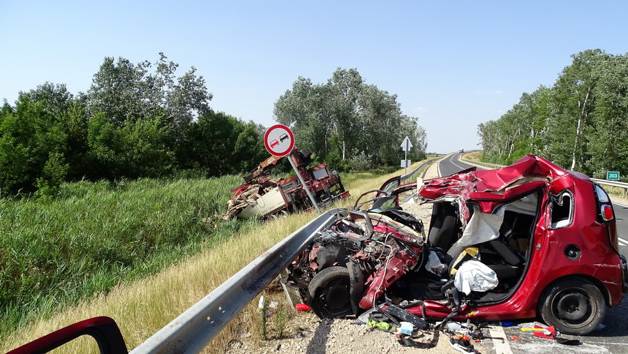 Közúti Balesetben Meghalt Egy Ember Hódmezővásárhelynél