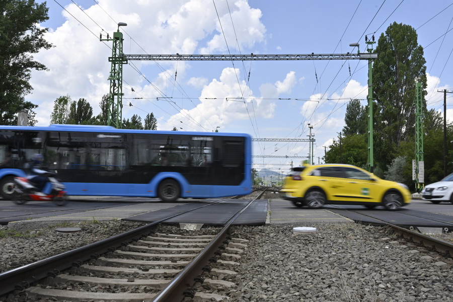A Vasúti átjárókon Való áthaladás Szabályaira Figyelmezt